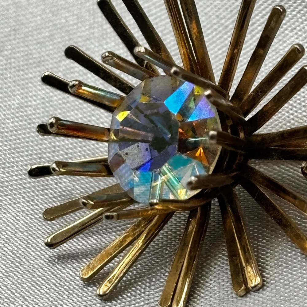 Vintage MCM Gold Tone Starburst Brooch | Aurora Borealis Crystal Center - Picture 4 of 10